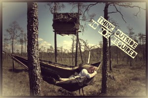 Vidar Granberg tar en kvil utenfor et av Villmarksnetts mange "kontorer"