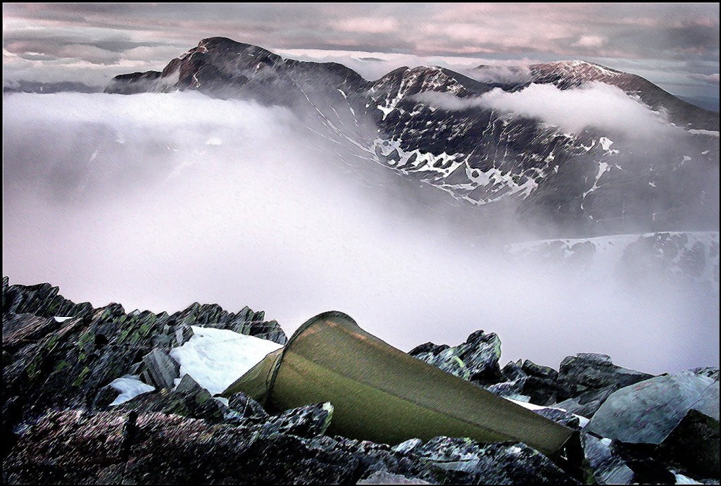 På grunn av moderne og lett utstyr kunne jeg dra med meg telt, sovepose, kokeutstyr , cognac, mat og vann opp på Veslesmeden i Rondane. (2014 moh) Fant en liten snøflekk helt på toppen. Utstyret ga meg muligheten til å overnatte her oppe i skyene og la øyeblikkene selv velge hvordan de ville møte meg.